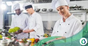 Cocina profesional eficiente trabajando con alto volumen y poco personal