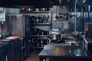 Montaje de cocina profesional para restaurante con maquinaria de hostelería