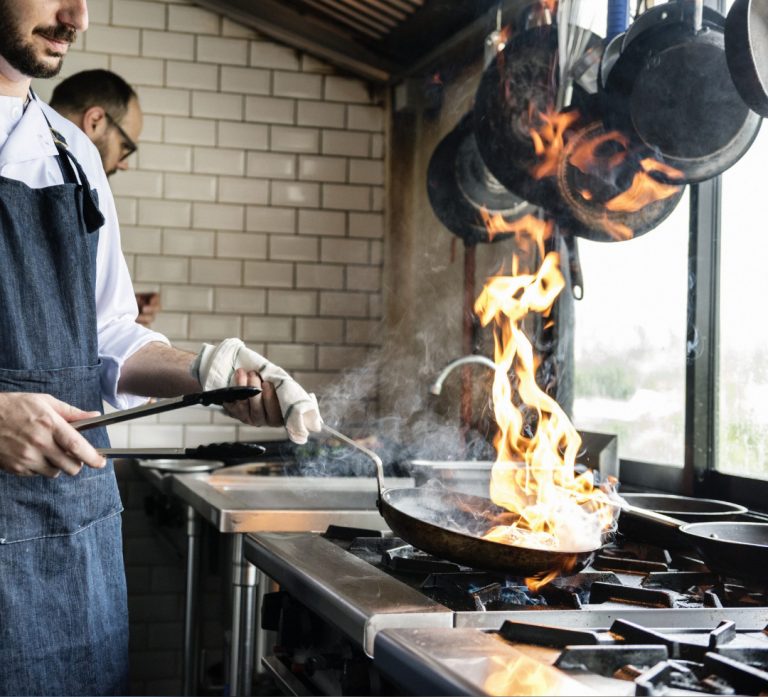 Errores en temporada alta en cocina de restaurante con alto volumen de trabajo